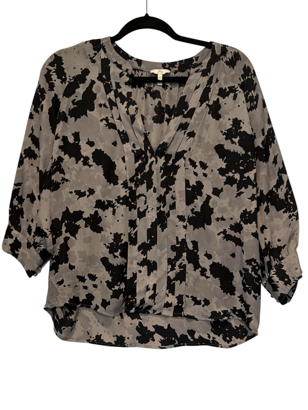 Joie - Silk 3/4 sleeve V-neck pleated front Blouse. Size XS. Black and gray